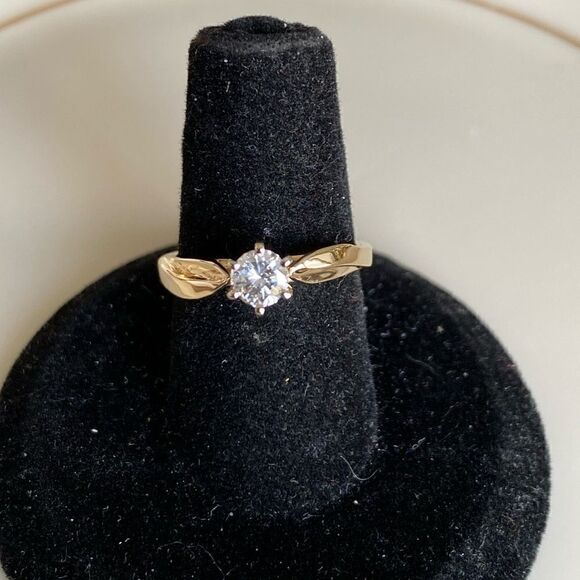 14k gold/.31 carat diamond solitaire ring - Picture 1 of 7